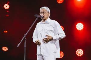 Caetano Veloso fará show gratuito no DF nos 80 anos do Sesc; veja como retirar ingressos
