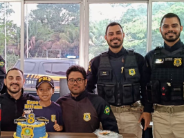 Com câncer, menino sonha em ser PRF e ganha celebração com policiais no aniversário no AC; VÍDEO