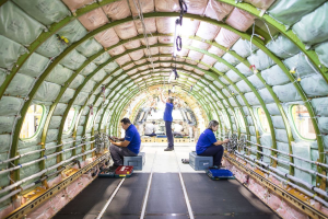 Saiba como é o curso gratuito da Embraer para auxiliar de produção aeronáutica