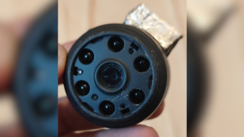 Moradora encontra câmera escondida dentro do próprio quarto em Uberaba