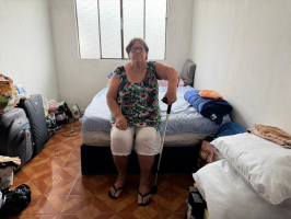 Com ‘pior dor do mundo’, idosa vive no improviso após ser desalojada pela tragédia da chuva em Juiz de Fora