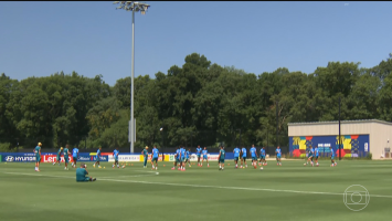 Em treino sob forte calor, Ancelotti testa diferentes opções para o lugar de Lucas Paquetá