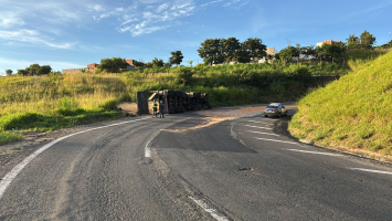 Motorista morre após carreta com soja tombar na Rodovia D. Pedro I, em Campinas